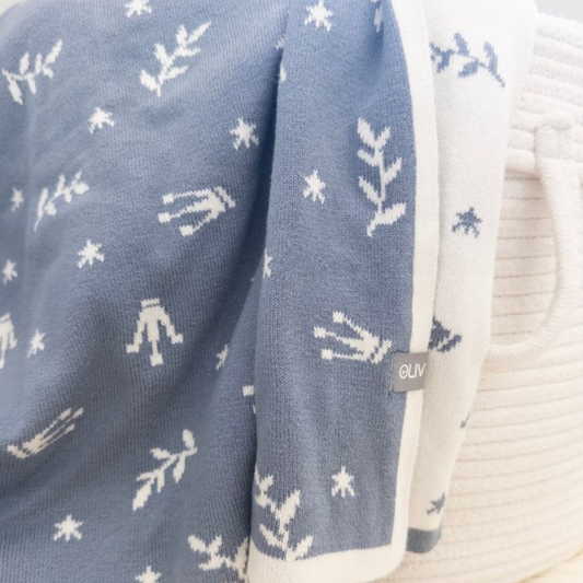 Cot and pram blanket with crowns