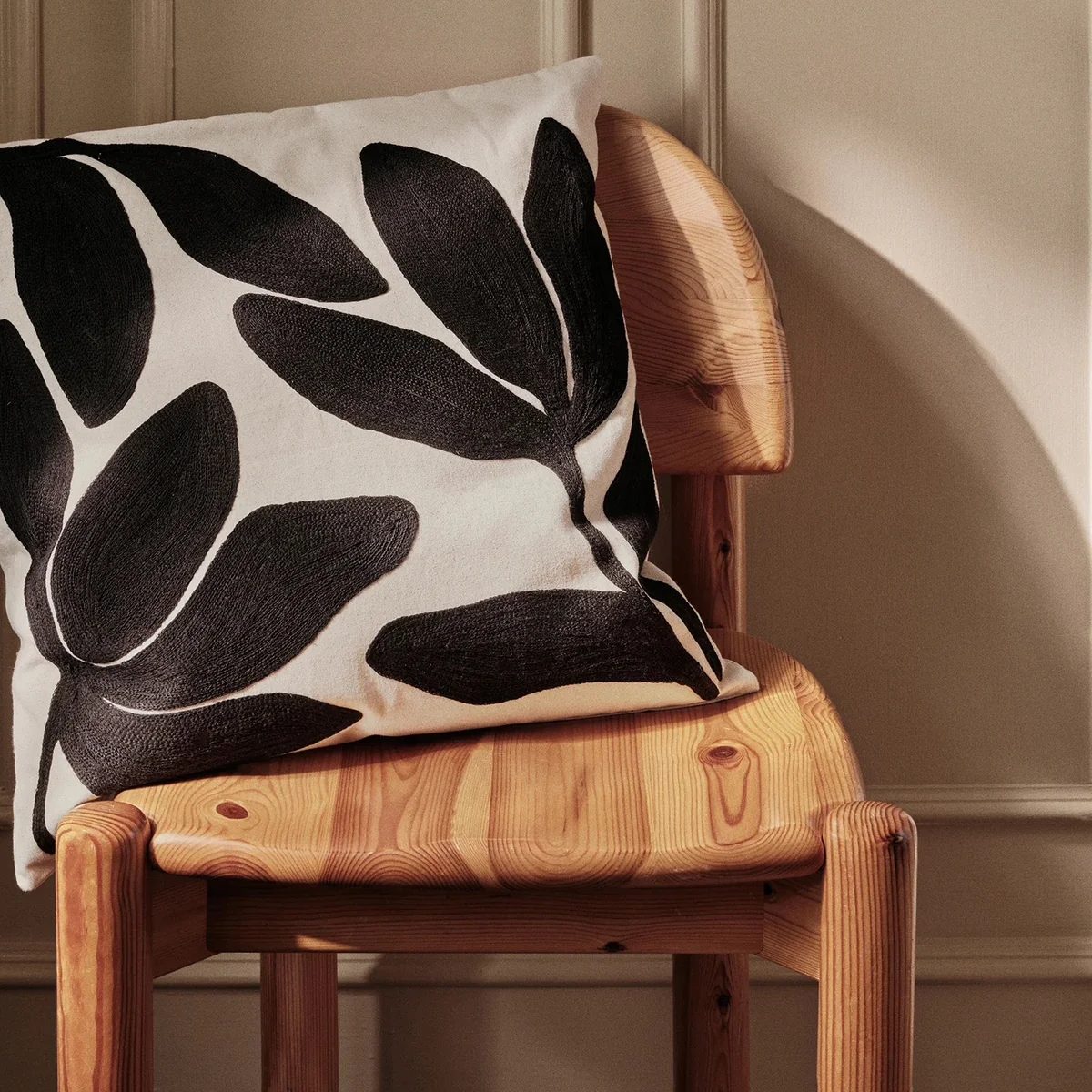 Cotton pillow with black leaf pattern