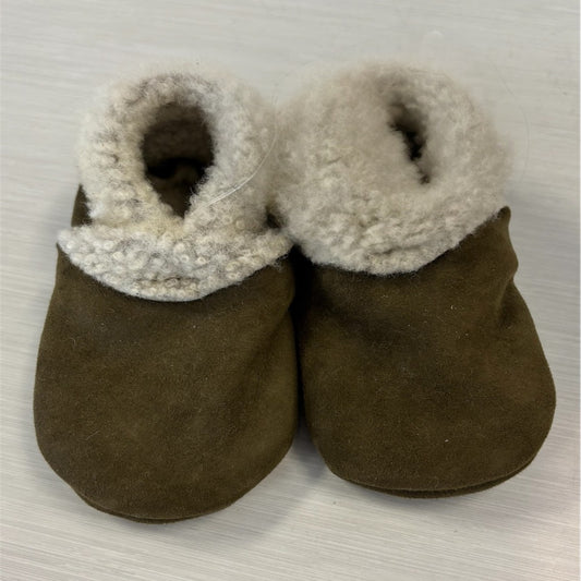 A pair of green lambskin booties with elastic closure and white sheepskin lining.