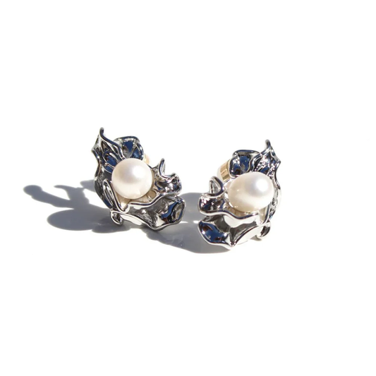 Pair of pearl earrings 