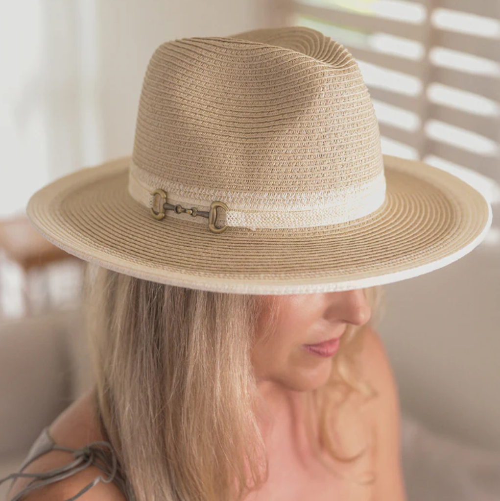 Womans sunhat in the color mushroom with a buckle 