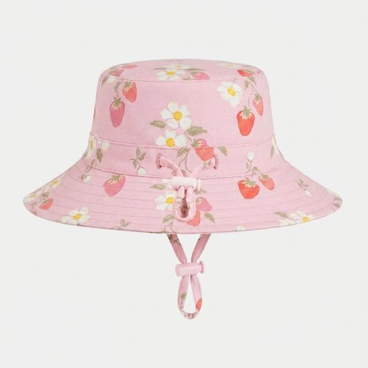 Toshi sunhat in blossom with strawberries and daisy's in a pink shade 
