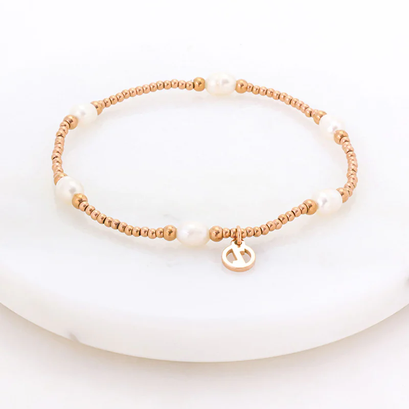 Pearl bracelet with gold accents