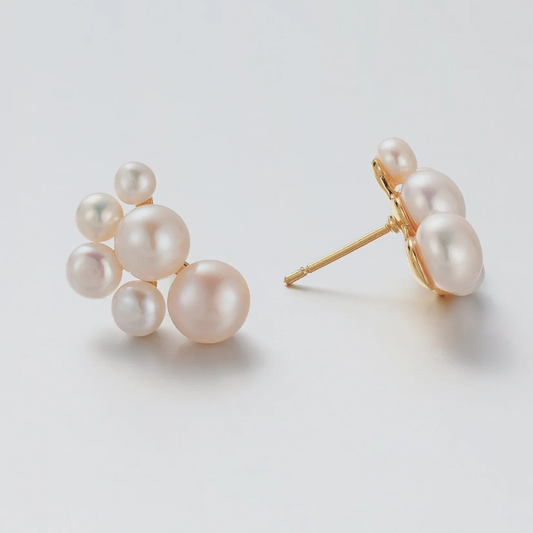 Pair of pearl earrings 